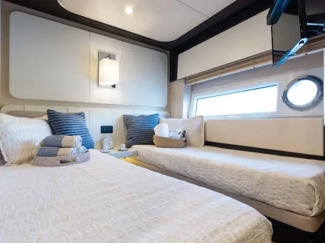 HIGH MAINTENANCE | Azimut 77S — 13 / 14