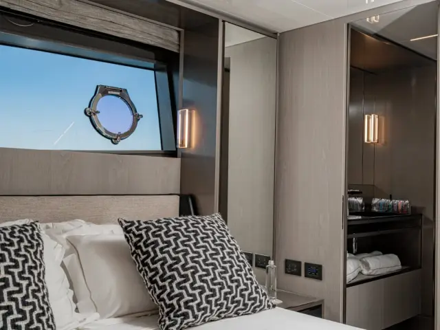 E3 | Ferretti 850 — 36 / 54