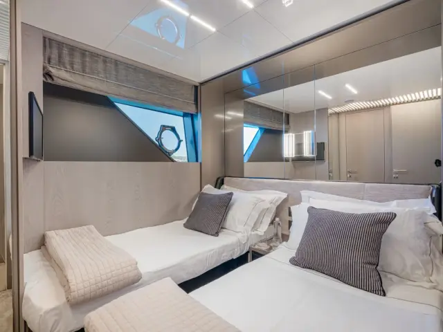 E3 | Ferretti 850 — 40 / 54