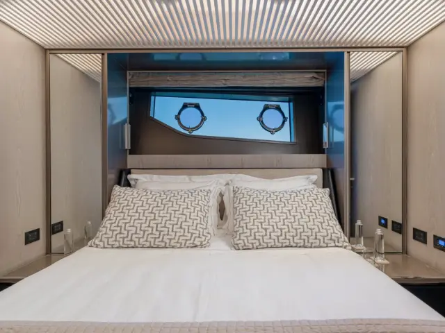 E3 | Ferretti 850 — 27 / 54