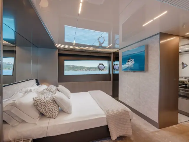 E3 | Ferretti 850 — 29 / 54