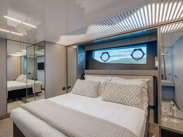 E3 | Ferretti 850 — 25 / 54