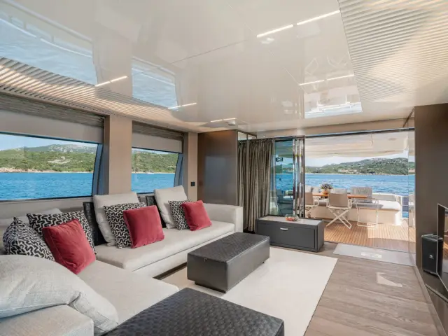 E3 | Ferretti 850 — 48 / 54