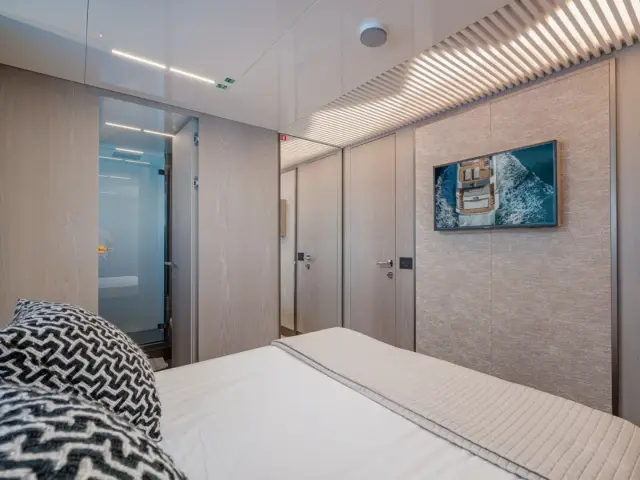 E3 | Ferretti 850 — 37 / 54