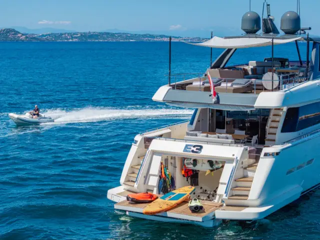 E3 | Ferretti 850 — 11 / 54