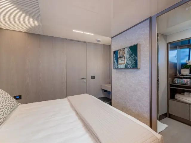 E3 | Ferretti 850 — 26 / 54