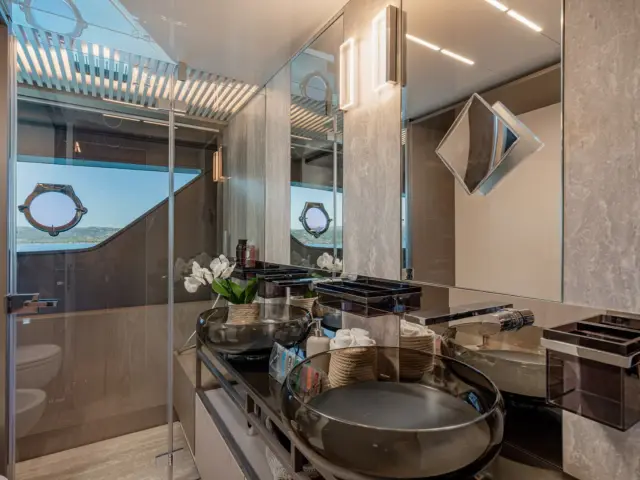 E3 | Ferretti 850 — 32 / 54