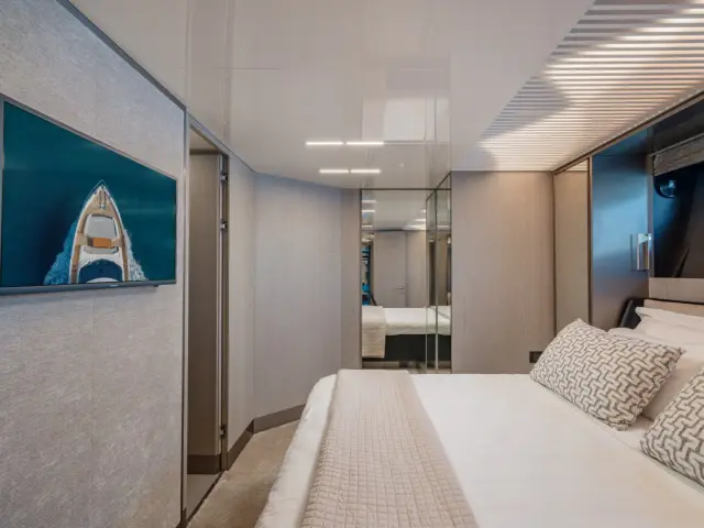 E3 | Ferretti 850 — 24 / 54
