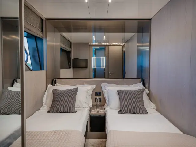 E3 | Ferretti 850 — 39 / 54