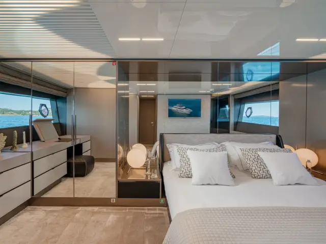 E3 | Ferretti 850 — 31 / 54