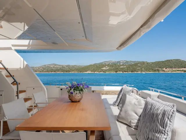 E3 | Ferretti 850 — 43 / 54