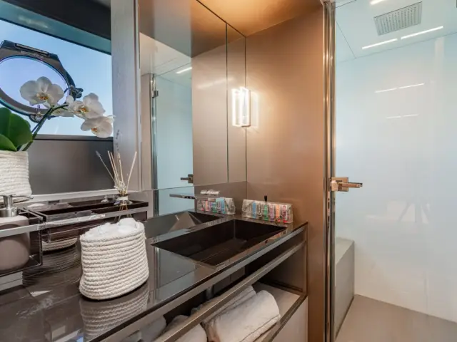 E3 | Ferretti 850 — 38 / 54