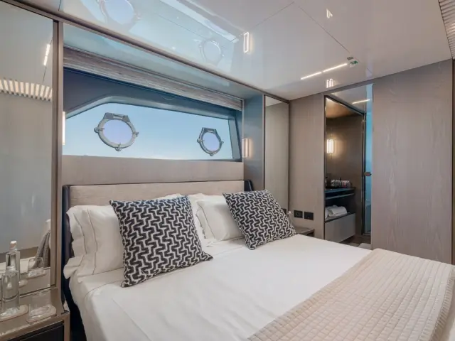 E3 | Ferretti 850 — 34 / 54