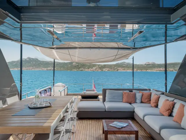 E3 | Ferretti 850 — 19 / 54