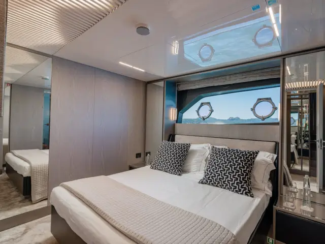 E3 | Ferretti 850 — 35 / 54