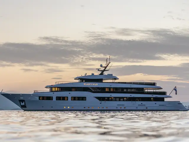 BLACK SWAN | Custom 50M — 1 / 31