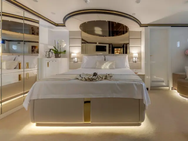 AURUM SKY | Custom 43.5 M — 17 / 24