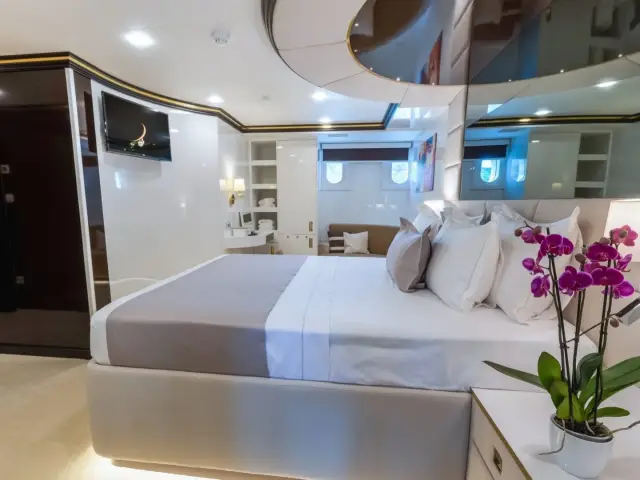 AURUM SKY | Custom 43.5 M — 21 / 24