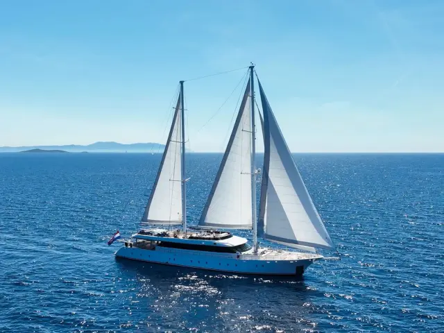 AURUM SKY | Custom 43.5 M — 2 / 24
