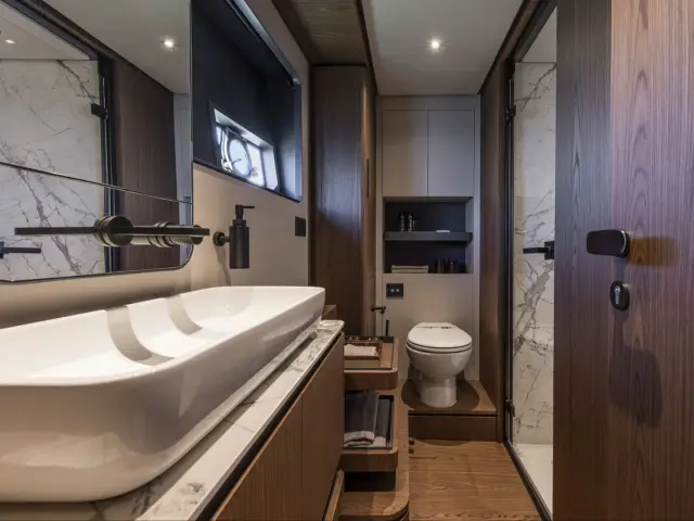 DAENI | Ferretti 580 — 20 / 22