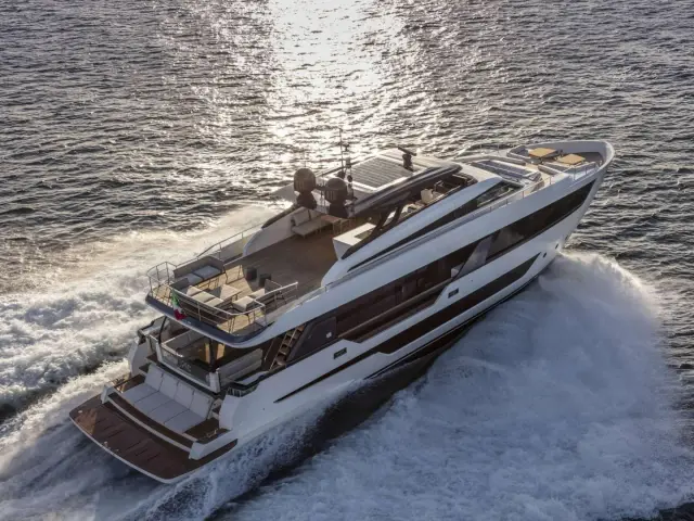 KARMA | Ferretti 100' — 4 / 33