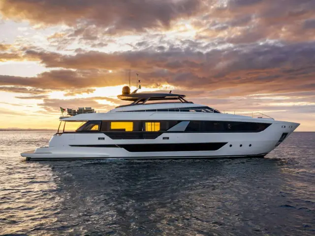 KARMA | Ferretti 100' — 3 / 33