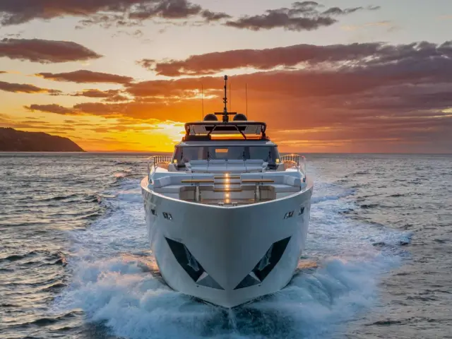 KARMA | Ferretti 100' — 6 / 33