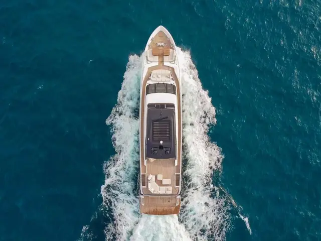 KARMA | Ferretti 100' — 7 / 33