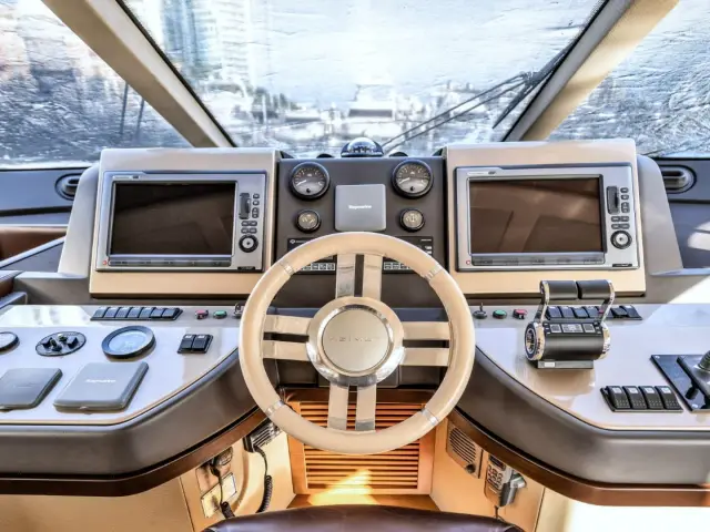 FREEDOM | Azimut 65 — 31 / 49