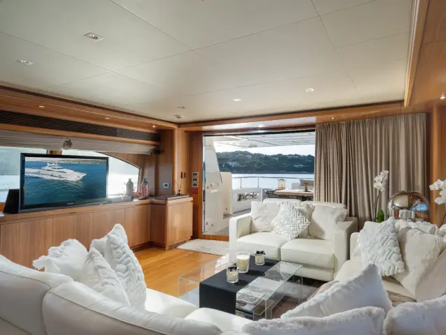 ETHNA | Ferretti Custom Line 97 — 19 / 38