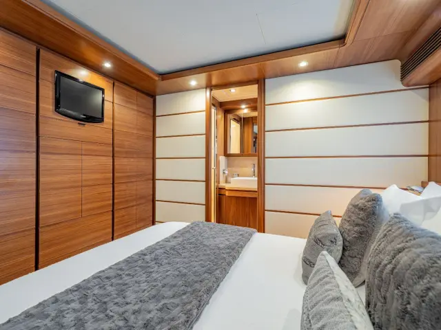 ETHNA | Ferretti Custom Line 97 — 34 / 38