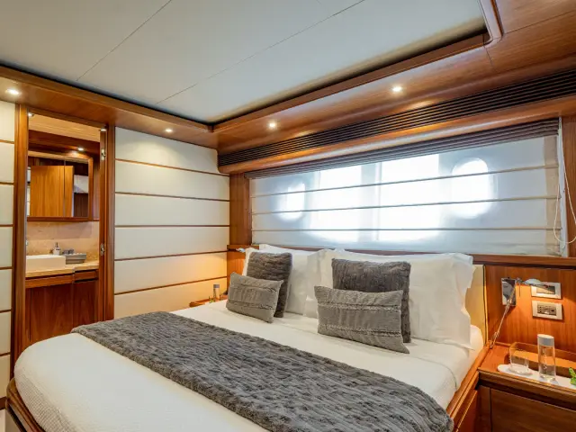 ETHNA | Ferretti Custom Line 97 — 33 / 38