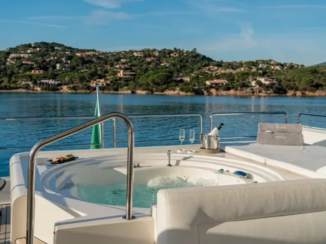 ETHNA | Ferretti Custom Line 97 — 8 / 38