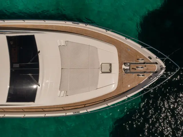 SIMPLY BRILLIANT | Ferretti 68 — 8 / 27