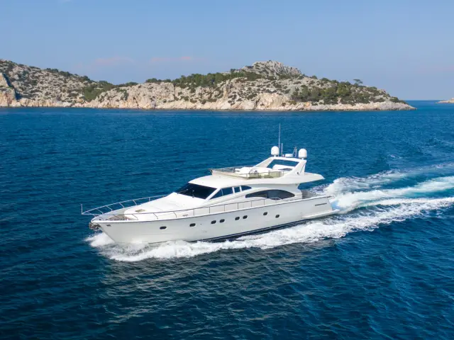 SIMPLY BRILLIANT | Ferretti 68 — 3 / 27