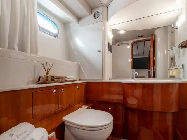 SIMPLY BRILLIANT | Ferretti 68 — 25 / 27