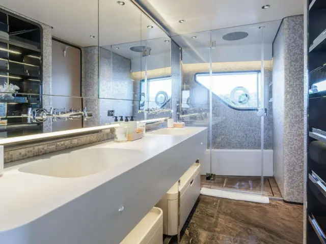 MRS L |  Custom Line Navetta 30 — 17 / 24
