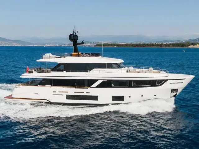 MRS L |  Custom Line Navetta 30 — 1 / 24