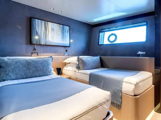 MRS L |  Custom Line Navetta 30 — 21 / 24