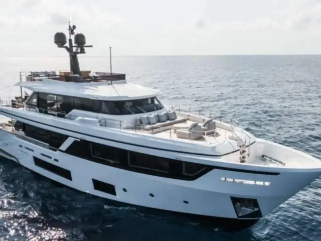 MRS L |  Custom Line Navetta 30 — 2 / 24