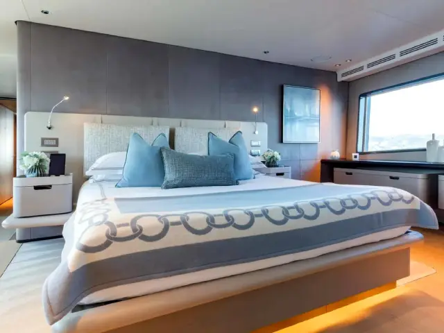 MRS L |  Custom Line Navetta 30 — 15 / 24
