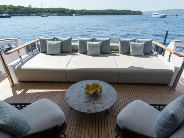 MRS L |  Custom Line Navetta 30 — 8 / 24