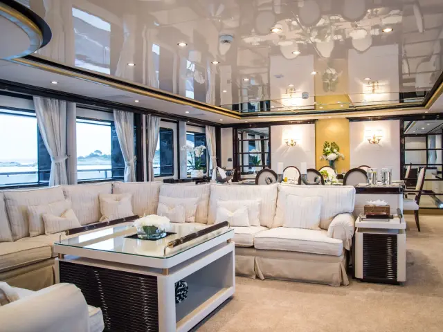 DIANE | Benetti 43M — 16 / 24