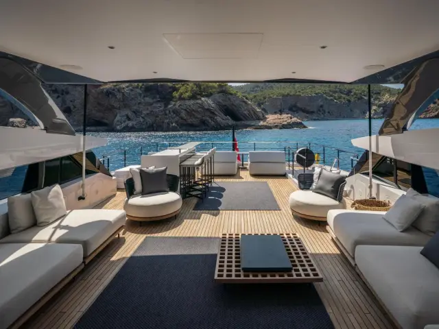 ALVIUM | Ferretti Custom Line 106 — 18 / 44