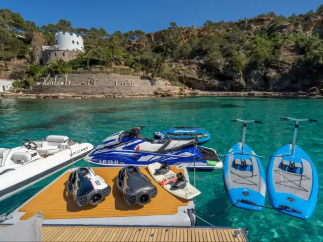 ALVIUM | Ferretti Custom Line 106 — 10 / 44