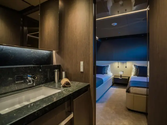 ALVIUM | Ferretti Custom Line 106 — 40 / 44