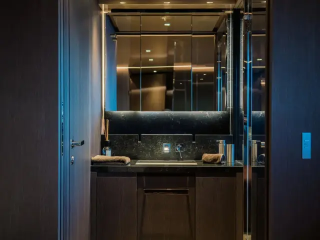 ALVIUM | Ferretti Custom Line 106 — 38 / 44