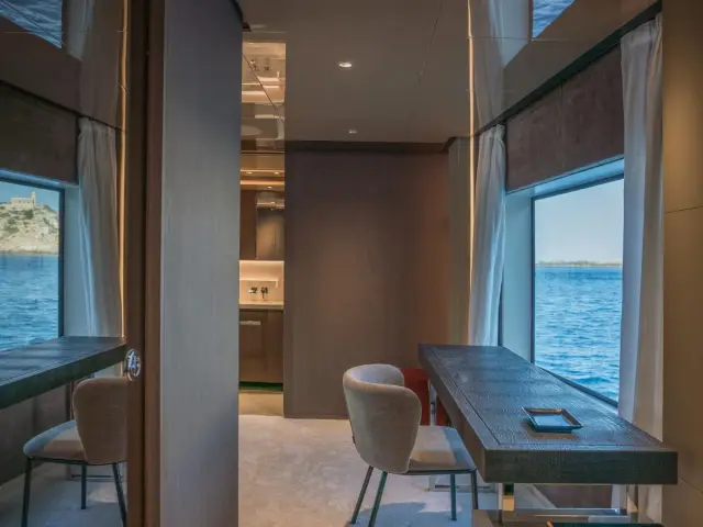 ALVIUM | Ferretti Custom Line 106 — 36 / 44