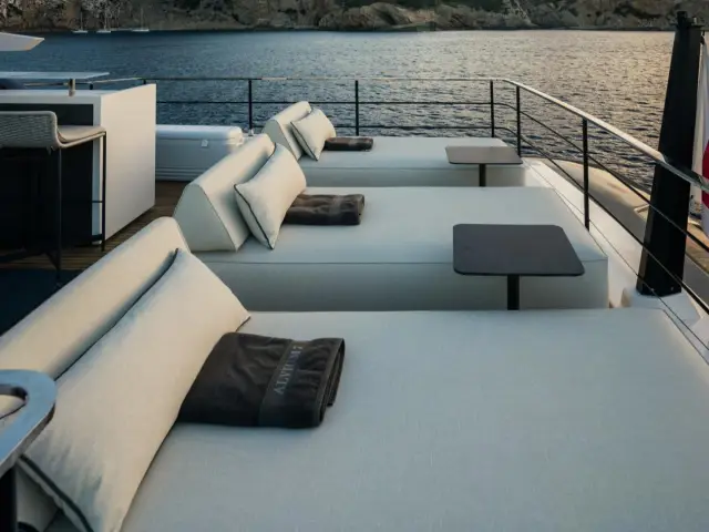 ALVIUM | Ferretti Custom Line 106 — 20 / 44