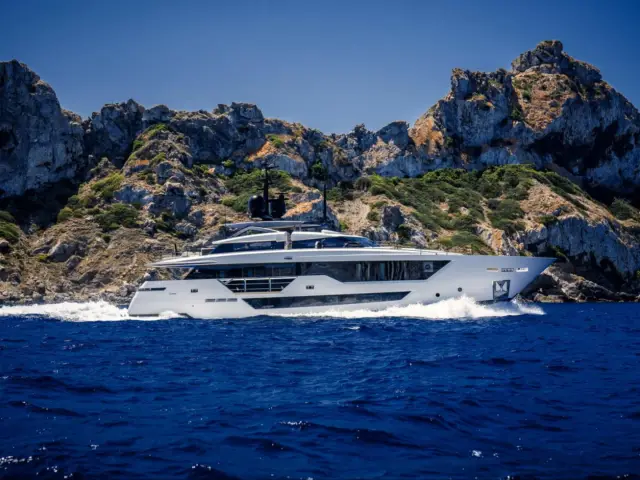ALVIUM | Ferretti Custom Line 106 — 6 / 44